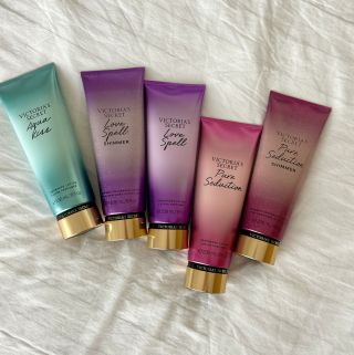 Tělová mléka od Victoria’s Secret - pro zářiví vzhled i dokonalou hydrataci ✨ 🩵🩷💜 které je vaše oblíbené? #vs #pink...