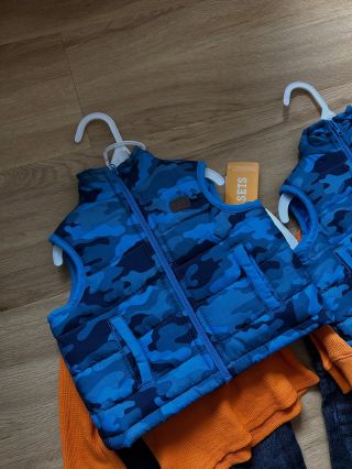 👕 Chlapecký komplet LEE – super styl! 👖 Krásný chlapecký komplet značky LEE – vesta, tričko s dlouhým rukávem a rifle....