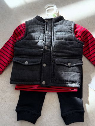 Dětský set Calvin Klein (3ks) Vel. 3-6 m Cena: 900,- Chceš slevový kód 15% na celý e-shop ? Napiš mi do komentáře “slevový...